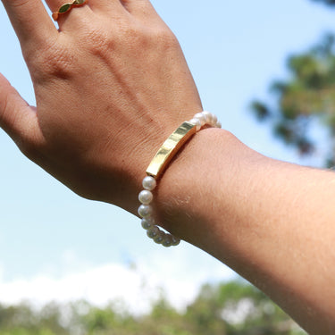 Pearl Engravable Stretch Curved Bar Bracelet Lifestyle