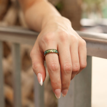 18k Gold PVD Coated Mood Band With Hearts Stainless Steel Ring Lifestyle