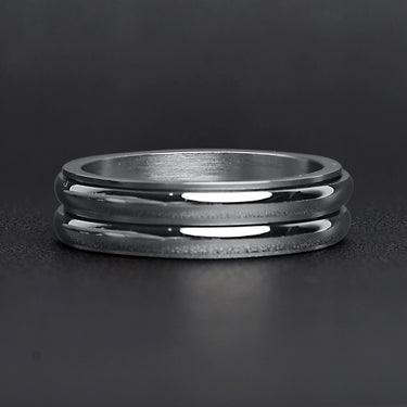 Highly Polished Stainless Steel Grooved Spinner Center Ring Lifestyle