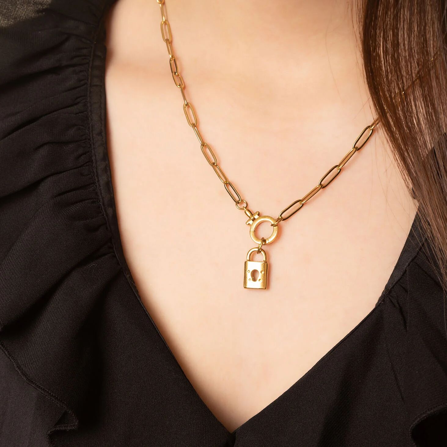 18K Gold PVD Stainless Steel Circle Carabiner Necklace / CHN0150