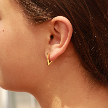Boucles d'oreilles Triangle Huggie/ERJ0003 en PVD en or 18K