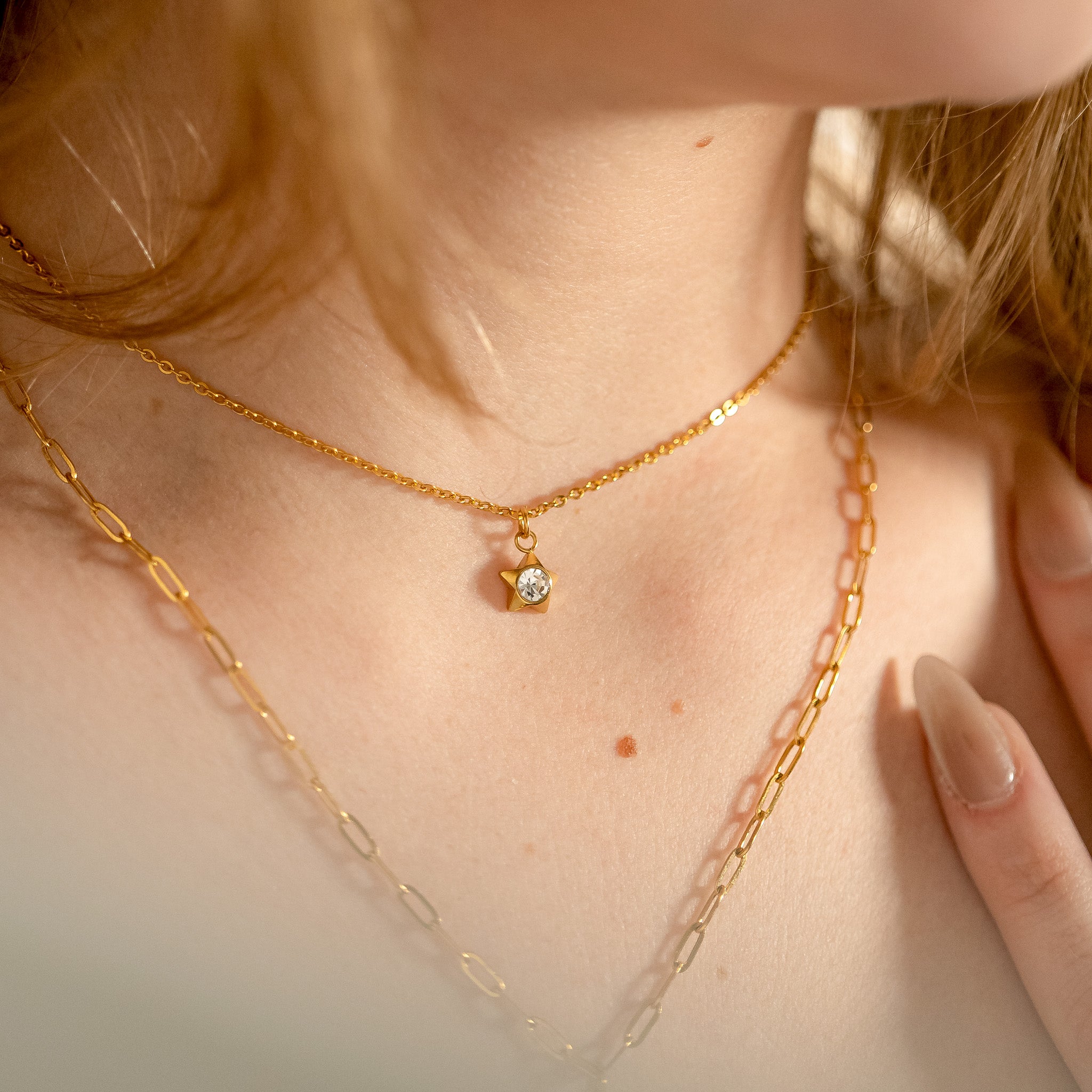 Estrella de acero inoxidable PVD de oro de 18k con encanto de circonio cúbico/PDL0112