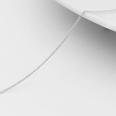 Curb de coupe de diamant fin 0,9 mm .925 Chaîne de bijoux permanente en argent sterling - par le pied/pmj0004