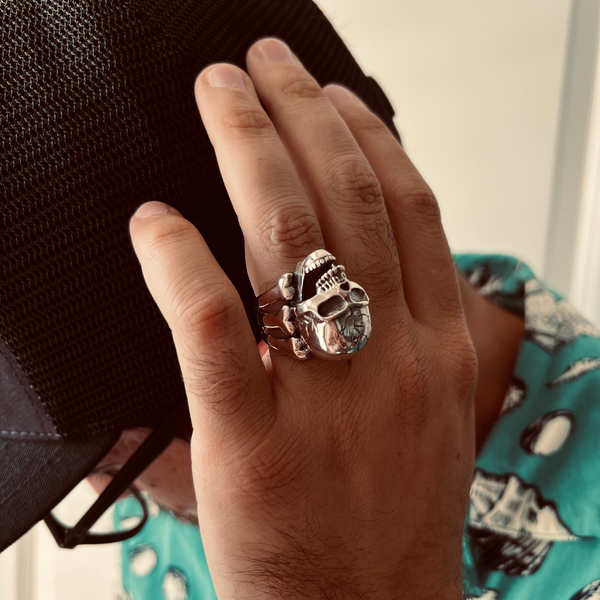 Sterling Silver Screaming Cracked Skull with Bones Ring / SSR0010